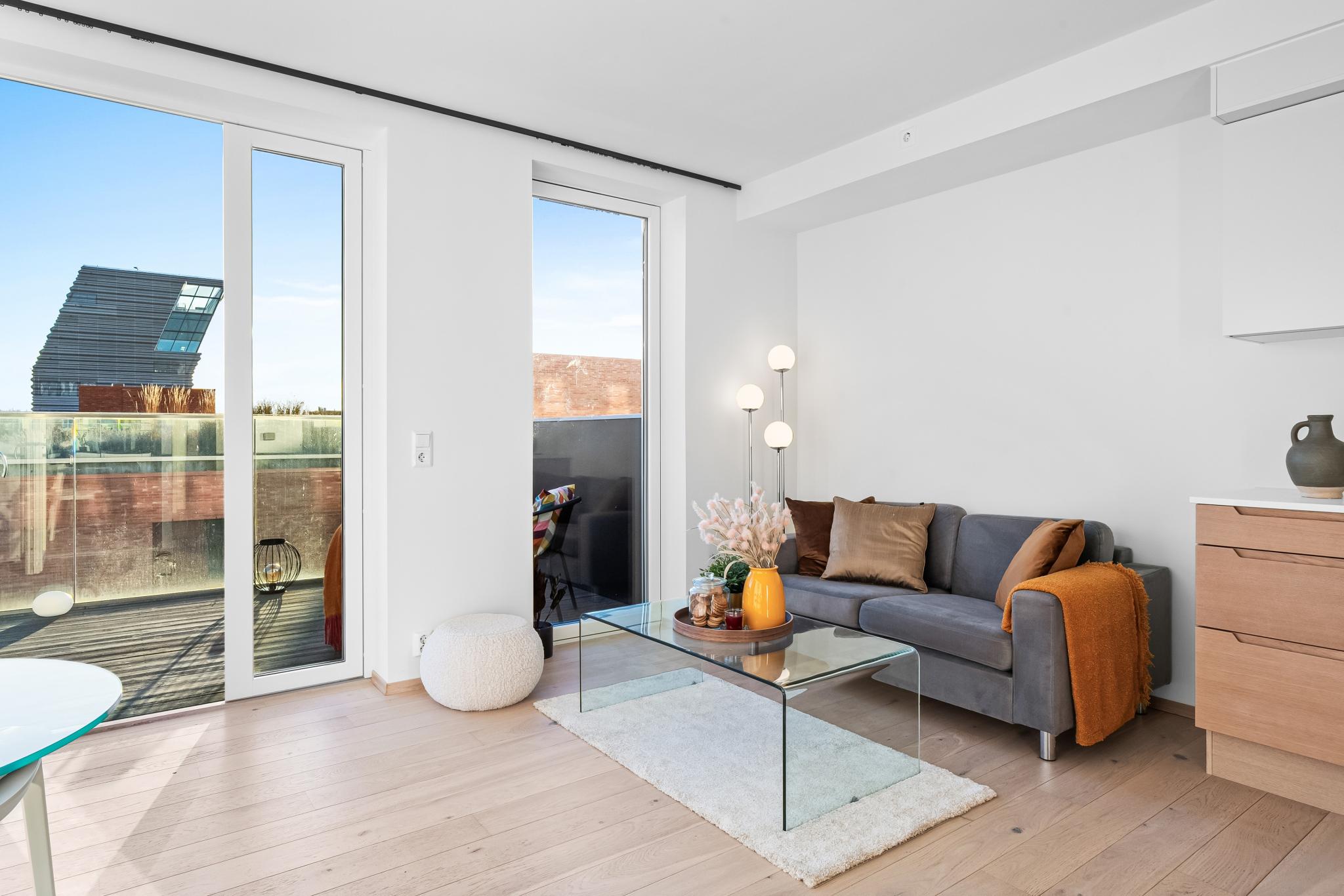 Vakre glassdører ut til stor balkong. Legg merke til utsikten.